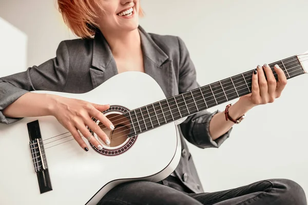 Allegro donna elegante suonare la chitarra — Foto Stock