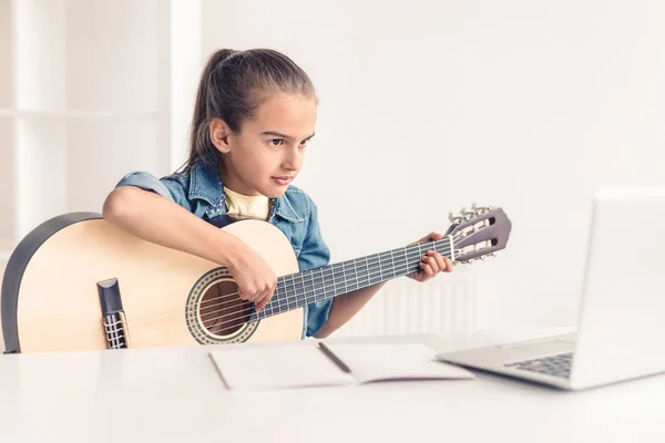 Bambina che impara a suonare la chitarra online — Foto Stock