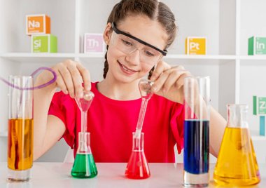 Kız laboratuvar şişeleri ile deneme