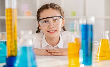 Sınıfta canlı sıvı ile meraklı kız