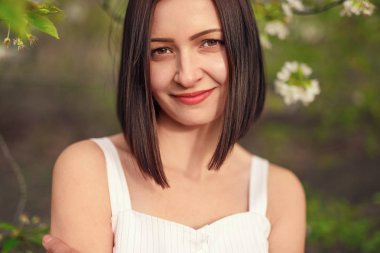 Pozitif rahat kadın parkta bahar zevk