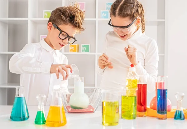 Laboratuvarda kimyasal maddeleri karıştıran çocuklar — Stok fotoğraf