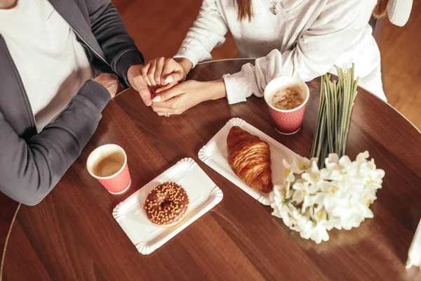 Międzyrasowy para na śniadanie Data w kawiarni — Zdjęcie stockowe