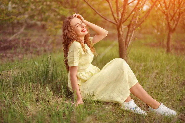 Расслабленная случайная женщина отдыхает на траве в парке — стоковое фото