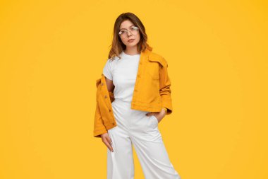 Rahat genç hipster uzağa bakıyor