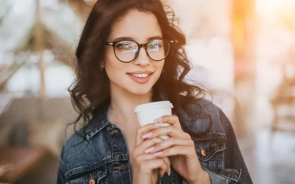 Pozitív női ügyfél iszik kávét eldobható csésze — Stock Fotó