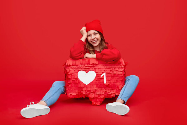 Веселый хипстер, опирающийся на речевой пузырь, типа:
