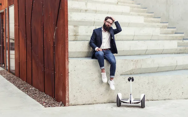 Bärtiger Hipster sitzt auf Bautreppe — Stockfoto