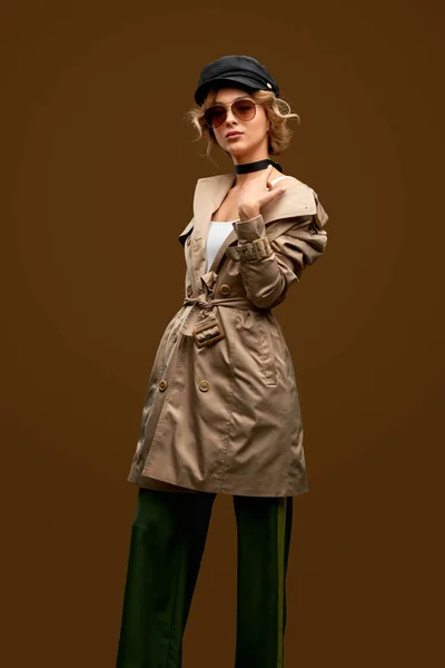 Mulher elegante em casaco elegante — Fotografia de Stock