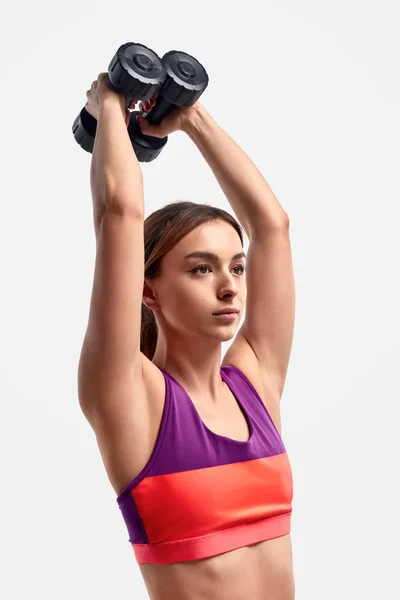 Atleta feminina se exercitando com halteres — Fotografia de Stock