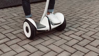 Kırpma adam hoverboard üzerine adım