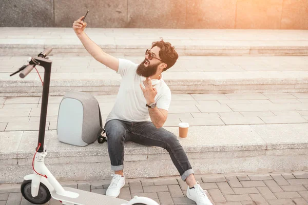 Fröhlicher Hipster macht Selfie auf der Straße — Stockfoto