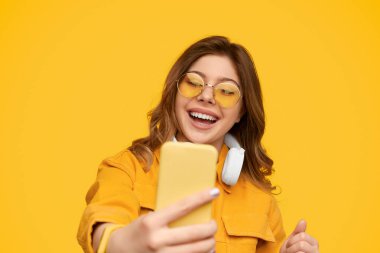 Şık kadın gülümsüyor ve selfie çekiyor