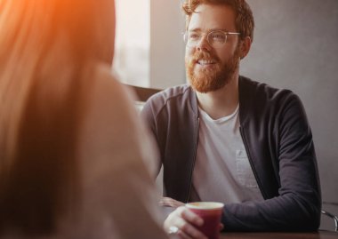 Sakallı adam kafede kız arkadaşı ile toplantı