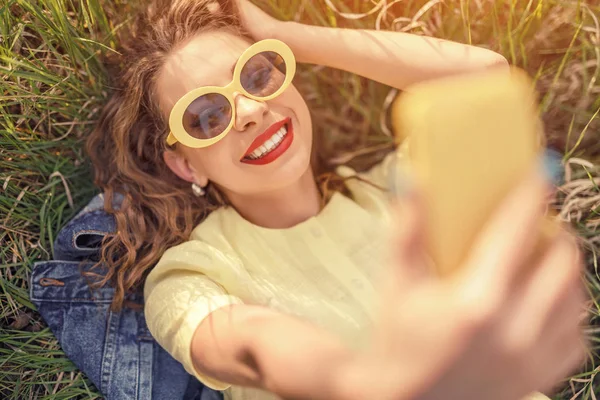 Femeie în ochelari de soare la modă făcând selfie — Fotografie, imagine de stoc