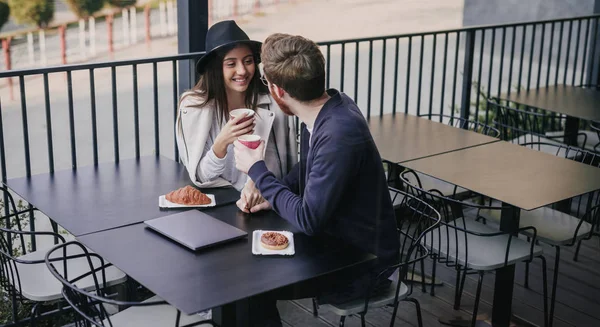 Elegante coppia multirazziale in data in caffè — Foto Stock