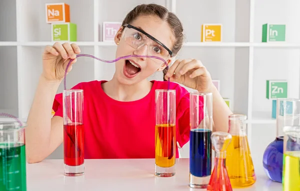 Komik kız kimyasal deney yapıyor — Stok fotoğraf