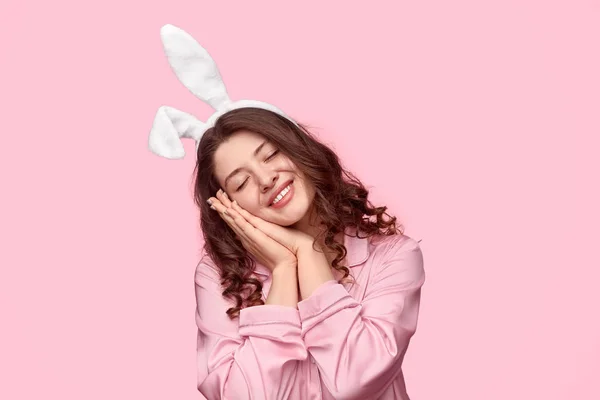 Mujer linda con orejas de conejo durmiendo — Foto de Stock