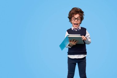 Neşeli öğrenci okuma defteri