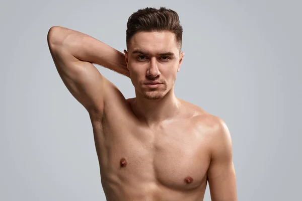 Schöner Mann ohne Hemd zeigt Muskeln — Stockfoto