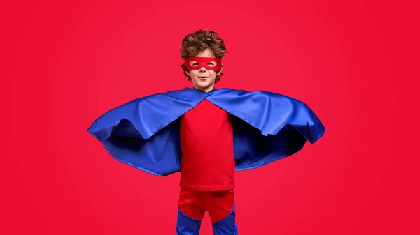 Pequeño superhéroe en capa azul — Foto de Stock