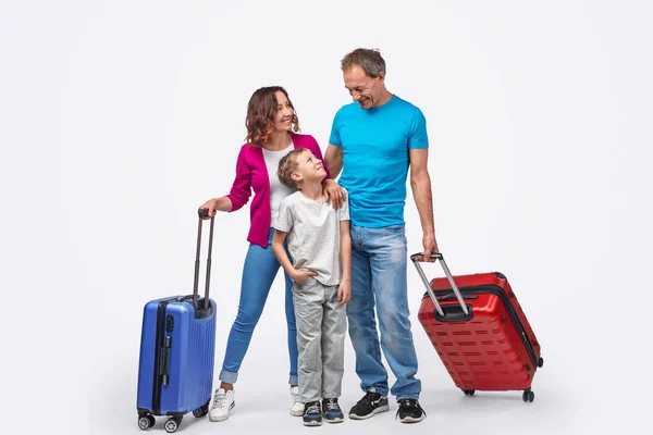 Familia feliz durante las vacaciones de verano — Foto de Stock