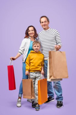 mutlu bir aile ile alışveriş torbaları
