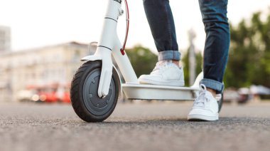Sokakta elektrikli scooter üzerinde Kırpma adam