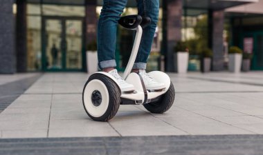 Kırpma adam kendi kendine dengeleme scooter sürme