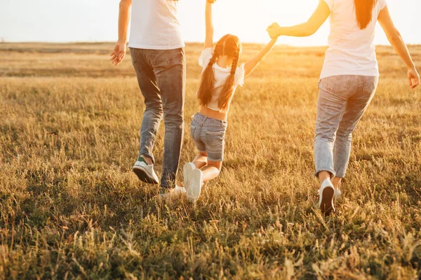 Anoniem familie plezier in het veld — Stockfoto