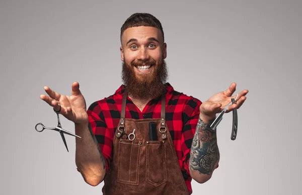 Peluquería con herramientas sonriendo para la cámara — Foto de Stock