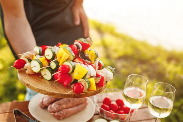 Coltivatore con spiedini durante il picnic — Foto Stock