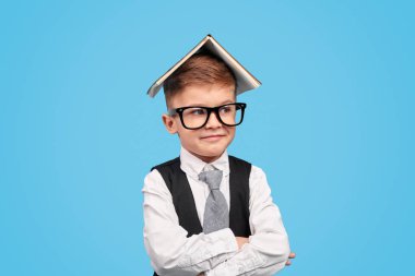 Kafada kitap ile Akıllı öğrenci