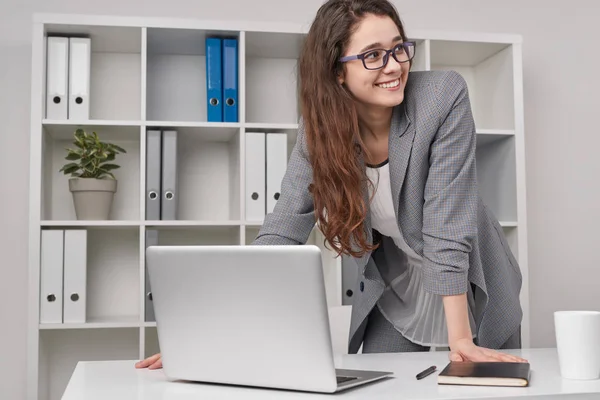 Joyeux jeune femme au bureau — Photo