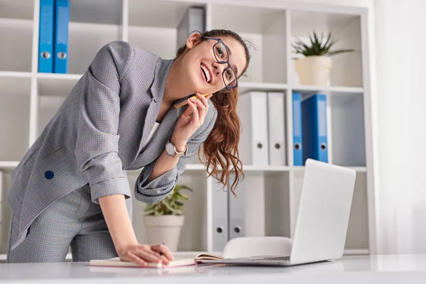 Joyeux stagiaire répondant au téléphone dans le bureau — Photo