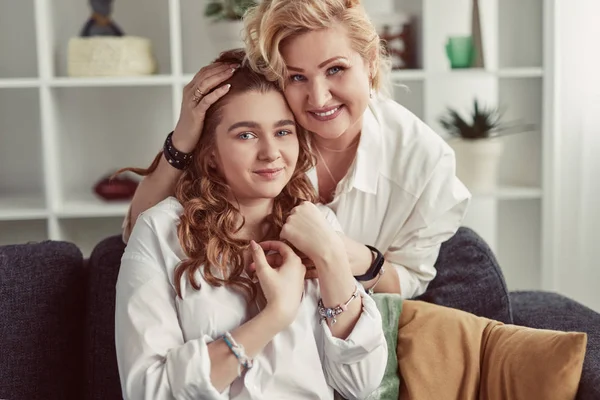 Moeder omhelst dochter thuis — Stockfoto