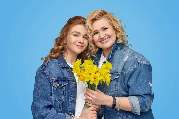 Elegante positivo avó e neta gostando de flores juntos — Fotografia de Stock