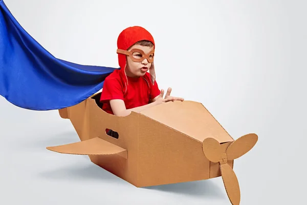 Karton uçak ile oynayan büyülenmiş çocuk — Stok fotoğraf