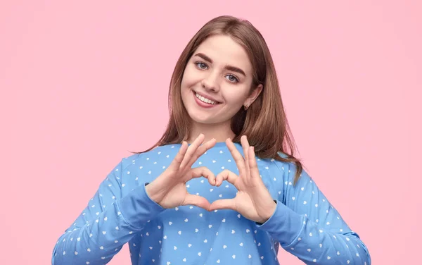 Adolescente em pijama mostrando gesto do coração — Fotografia de Stock