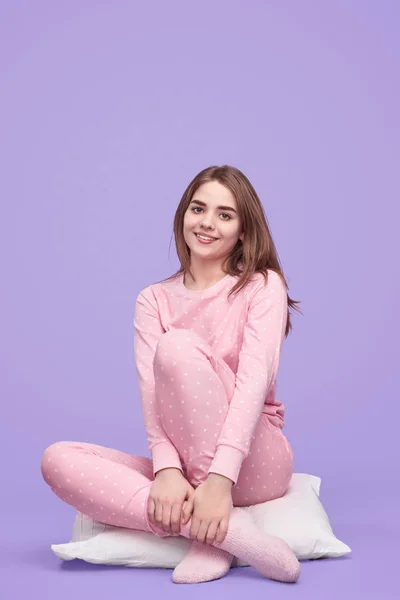 Adolescente sorridente sentado no travesseiro — Fotografia de Stock