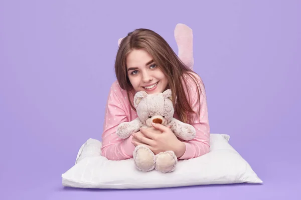 Adolescente feliz com ursinho deitado no travesseiro — Fotografia de Stock