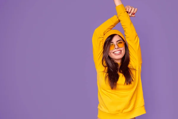 Mulher alegre hipster com braços levantados — Fotografia de Stock