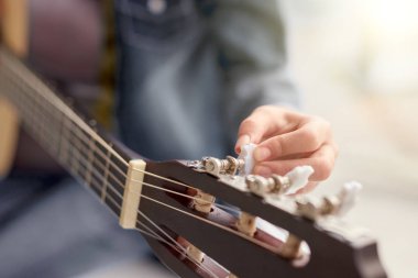 Anonim müzisyen akustik gitar alamı