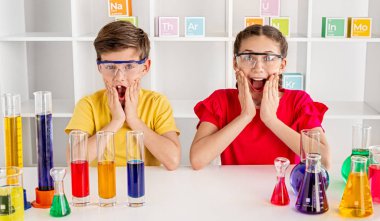 Kimya dersi sırasında çığlık atan çocuklar