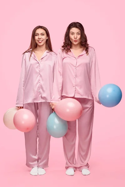 Jonge vrienden met ballonnen tijdens Slumber Party — Stockfoto