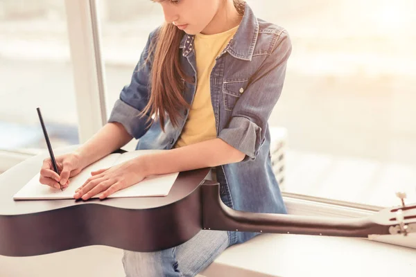 Crop girl prendere appunti sulla chitarra — Foto Stock