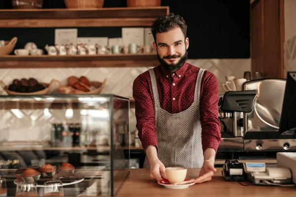 Amistoso barista que sirve café en la cafetería — Foto de Stock