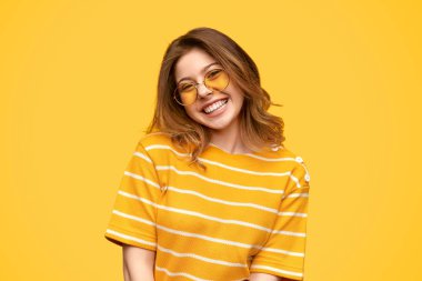 Sarı tonlarında neşeli hipster