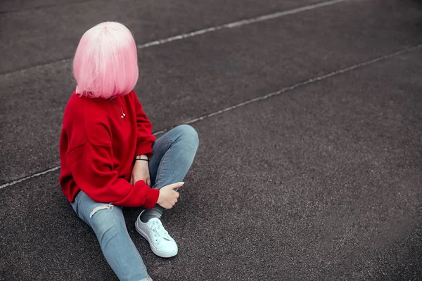 Anonymous hipster looking back on street — Stock Photo, Image