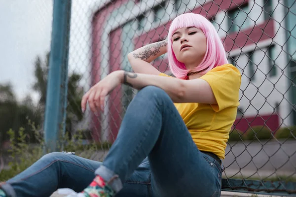 विश्वास एशियन किशोर लीनिंग पर कुंपण — स्टॉक फोटो, इमेज
